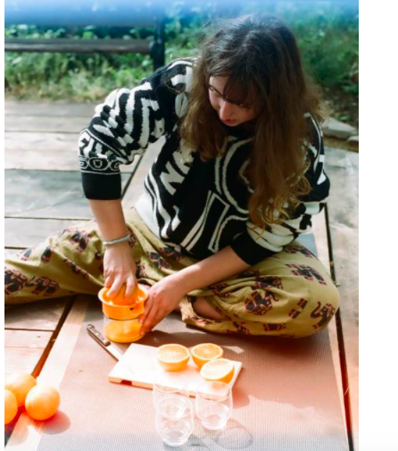 woman juicing oranges